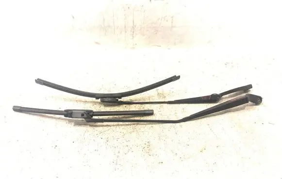 Volkswagen Polo IV 9N3 Front wiper blade arm