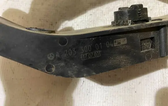 Mercedes-Benz C W203 Accelerator throttle pedal a2033000104 2033000104