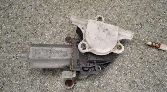 Seat Toledo I (1L) Front door window regulator motor 0130821667