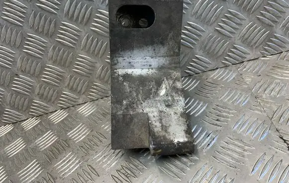 Volvo XC90 Engine mounting bracket 30741576