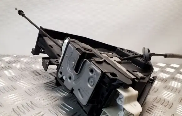 Volvo V40 Front door lock 31301421