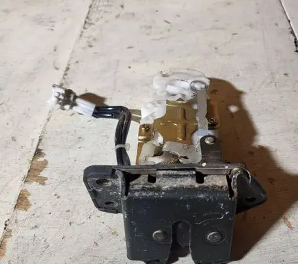 Suzuki Liana Loading door lock 6U673