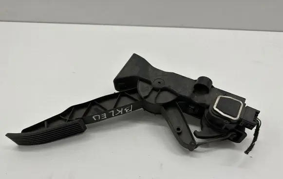 Mercedes-Benz B W246 W242 Accelerator throttle pedal A1693000104