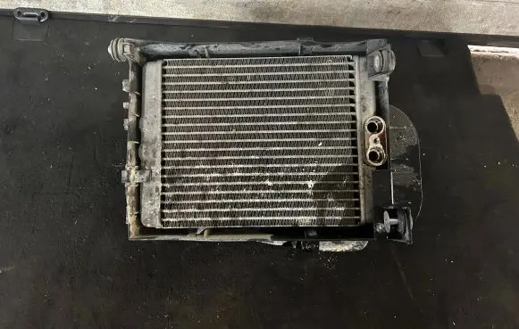 BMW X6 E71 Engine oil radiator 7585286 25102357