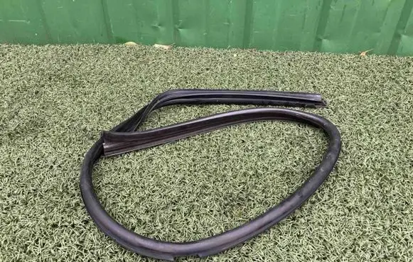 Opel Movano B Rubber seal front door window/glass 93197862