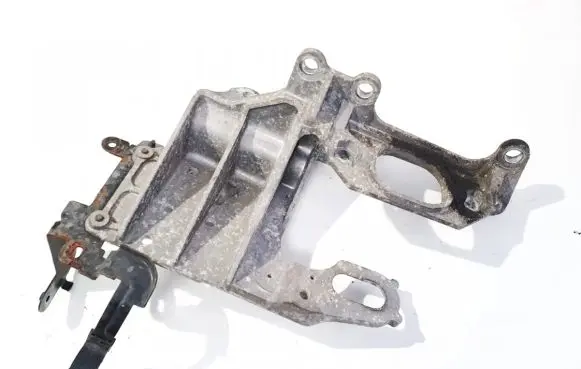 Nissan Qashqai Engine mounting bracket