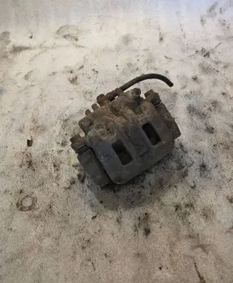 Mitsubishi Pajero Front brake caliper