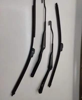Saab 9-5 Windshield/front glass wiper blade 56671828 56671808