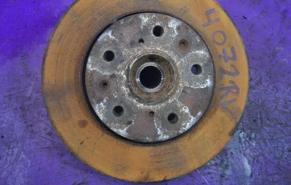 Suzuki Swift I Front wheel hub spindle knuckle