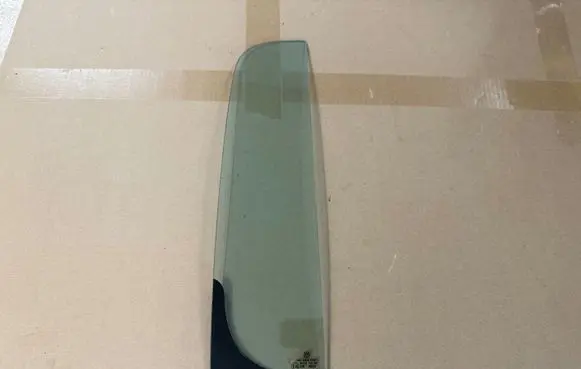 Volkswagen Amarok Rear vent window glass 