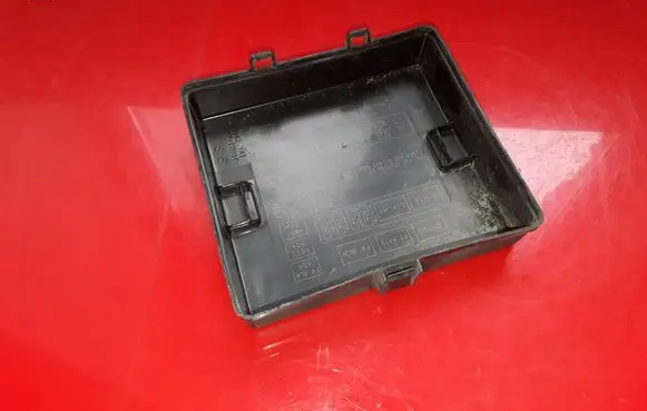 Suzuki Grand Vitara II Fuse box cover 8942YA1