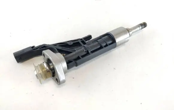 BMW 4 F36 Gran coupe Fuel injector 7639990