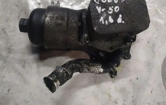 Volvo V50 Oil filter mounting bracket