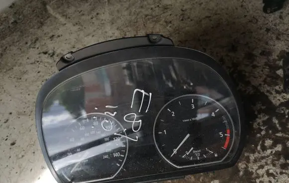 BMW 1 E81 E87 Speedometer (instrument cluster) 102498231