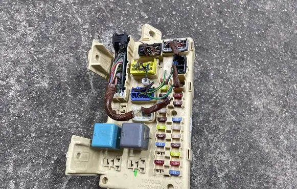 Toyota Avensis T270 Fuse box set 700524801 905762