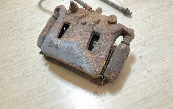 Nissan Leaf II (ZE1) Front brake caliper