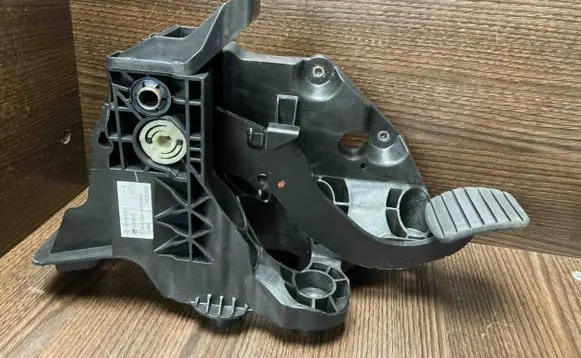 Renault Trafic III (X82) Brake pedal 465016415R 93459474