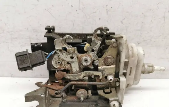 Audi A6 S6 C4 4A Front door lock 4A0173