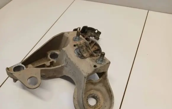 Audi A6 S6 C5 4B Engine mounting bracket 8E0199352D