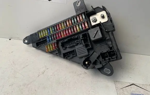 BMW 5 E60 E61 Fuse module 9138830