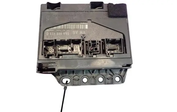 Volkswagen PASSAT CC Central body control module 