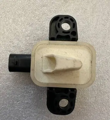 Mercedes-Benz C W205 Airbag deployment crash/impact sensor A1668210351 56054084AA 40215703