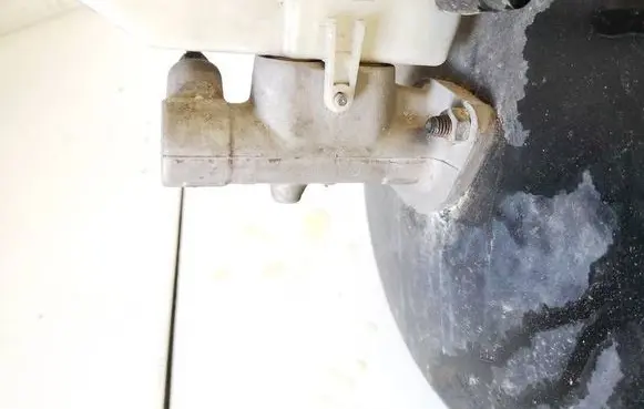 Nissan Note (E11) Master brake cylinder