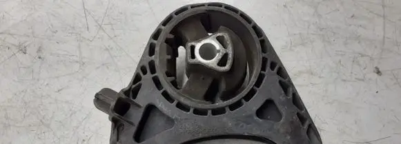 Opel Astra J Engine mount bracket
