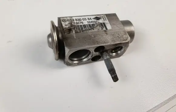 Mercedes-Benz Vito Viano W639 Air conditioning (A/C) expansion valve A6398300384