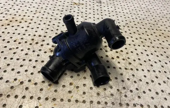Thermostat/thermostat housing