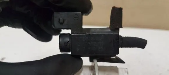 BMW 1 E81 E87 Turbo solenoid valve 70231800 7810831