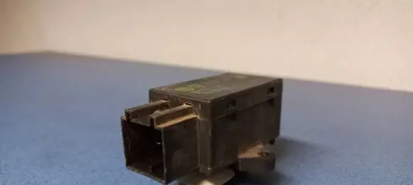 Volkswagen Touran I Seat heating relay 7L0959772