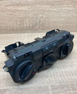 Volkswagen Golf V Climate control unit CF74730920