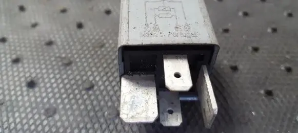 Volkswagen PASSAT B5 Other relay 8D0951253 V23134-J52-X300