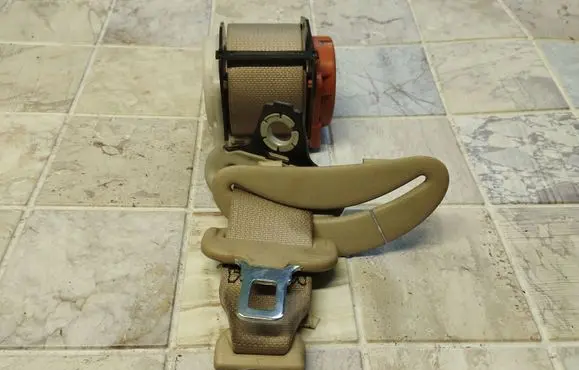 Middle seatbelt (rear)