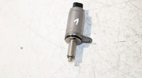 Volkswagen Golf VII Camshaft vanos timing valve 06E103697H