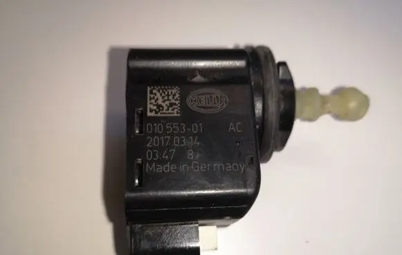 Volkswagen Golf VII Headlight level adjustment motor 01055301