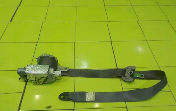 Toyota Prius (XW20) Front seatbelt 7L7240R BEZPIECZENSTWA