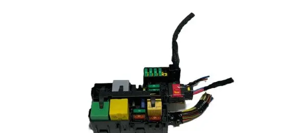 Peugeot 5008 II Fuse module 9806192580 32041