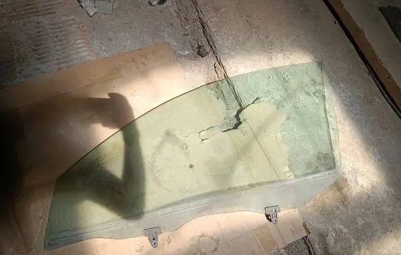 Nissan Primera Front door window glass four-door 43R00040 43R00049
