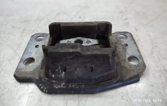 Ford Mondeo MK IV Engine mount bracket 66917M121BC