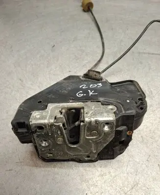 Mercedes-Benz C W203 Rear door lock 2037300135