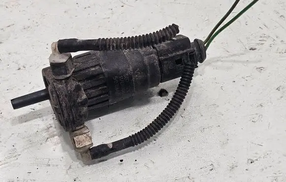 Volkswagen Golf Plus Windscreen/windshield washer pump 1J0973722