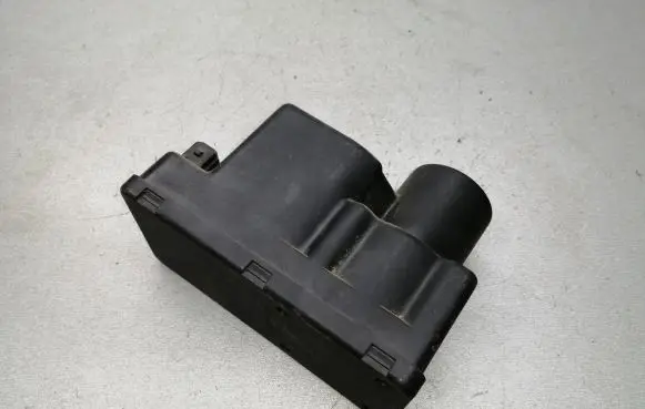Audi 80 90 B3 Central locking vacuum pump 443862257E