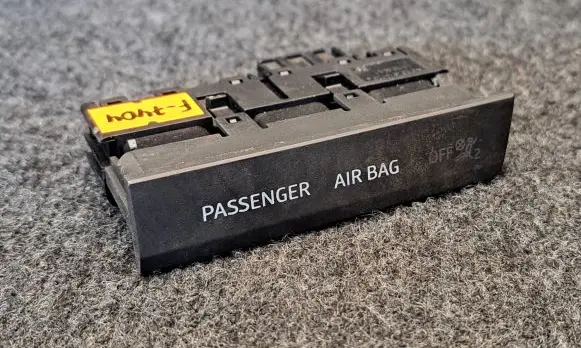 Passenger airbag on/off switch