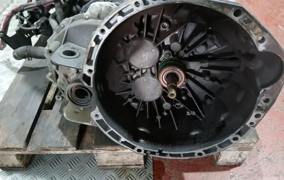 Opel Vivaro Manual 6 speed gearbox 8200460604