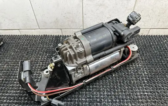Rolls-Royce Wraith Air suspension compressor 6886059 24449710