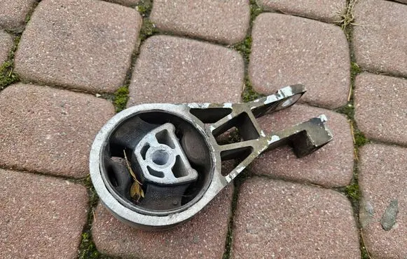 Opel Adam Engine mount bracket 13451485