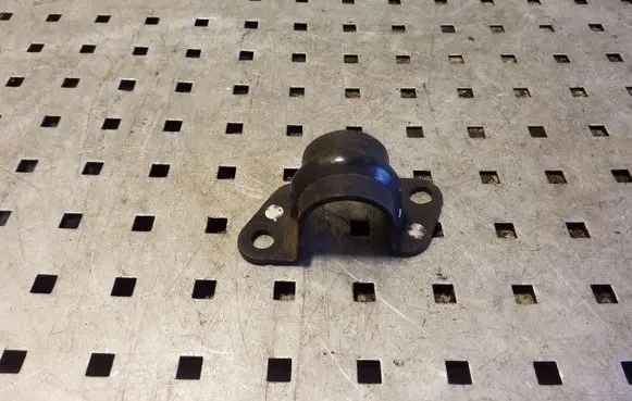 Nissan X-Trail T30 Sway bar bush bracket, front 