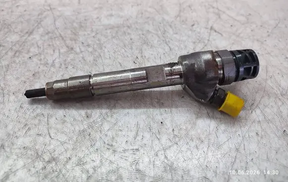 BMW X4 F26 Fuel injector 0445110570